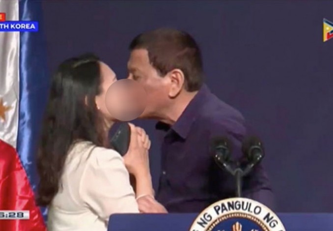 Dikecam, Presiden Duterte Cium Bibir Perempuan saat Acara Publik