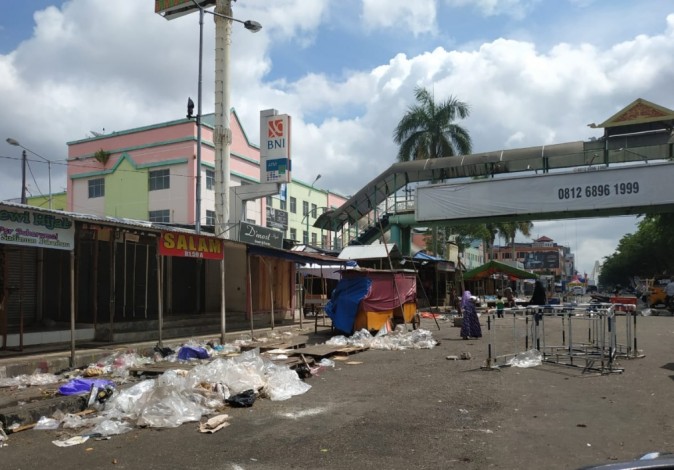 Sampah Berserakan di Depan Pasar Ramayana, Pekanbaru