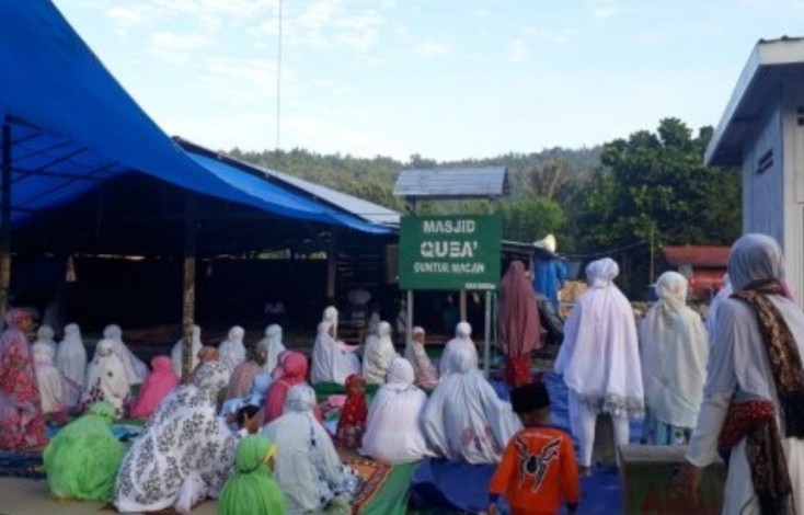 Warga Terdampak Gempa Lombok Salat Id di Masjid Darurat