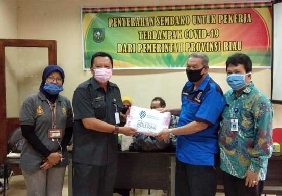 Disnakertrans Riau Serahkan Sembako Kepada Pekerja yang di-PHK Selama Pandemi Covid-19