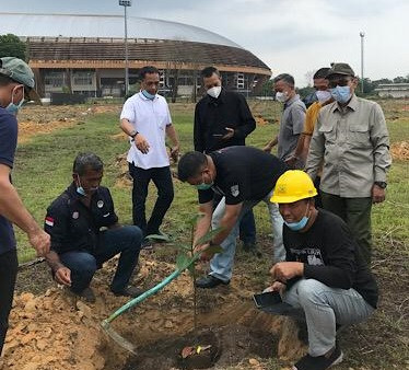 DLHK Tanam 500 Batang Tanaman Buah-buahan di Kawasan Stadion Utama Riau