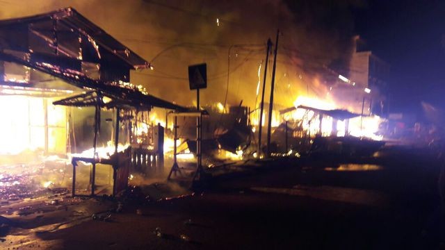 Percikan Api Jatuh ke Jeriken Minyak, 10 Bangunan Terbakar