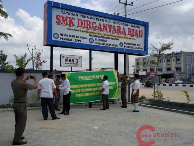 Tak Kantongi Izin, Tim Pemprov Riau Pasang Spanduk Peringatan di Dua SMK