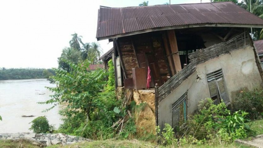 Hujan Lebat, Rumah Janda 75 Tahun di Desa Domo Kampar Roboh