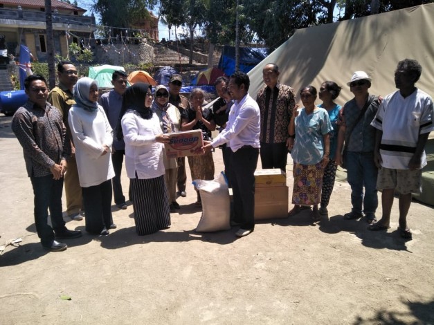 Dikomandoi Septina, DPRD Riau Serahkan Bantuan untuk Korban Gempa Lombok
