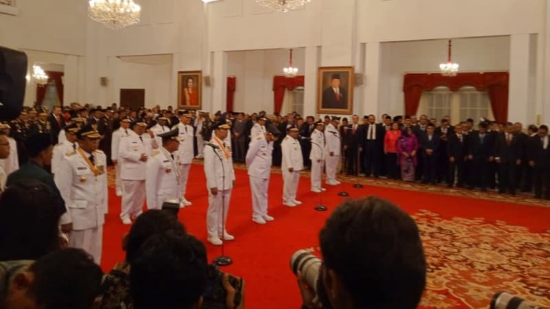 Jokowi Resmi Lantik 9 Gubernur dan Wakil Gubernur Terpilih di Istana