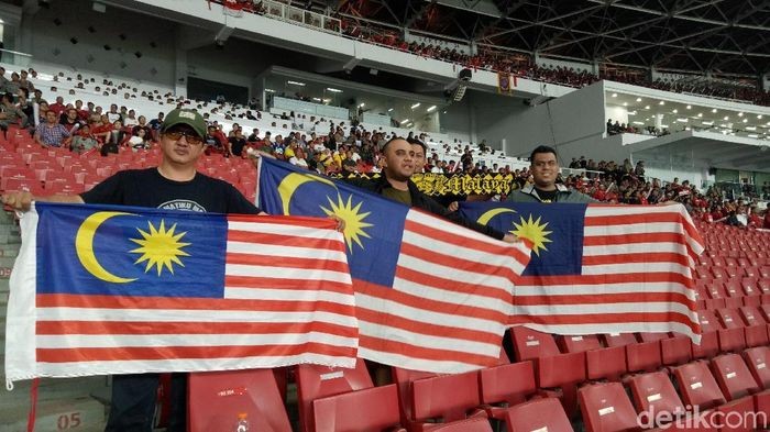 Ricuh Berlanjut, Suporter dan Menpora Malaysia Tertahan di Dalam GBK