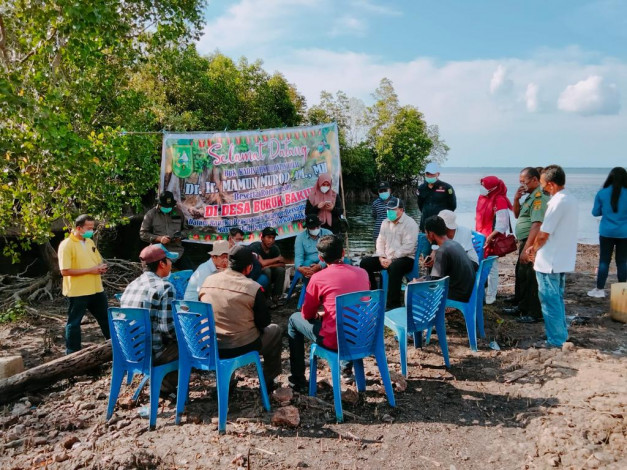 Kunjungi Desa Buruk Bakul, Kadis LHK Riau Donasi 2.000 Bibit Mangrove