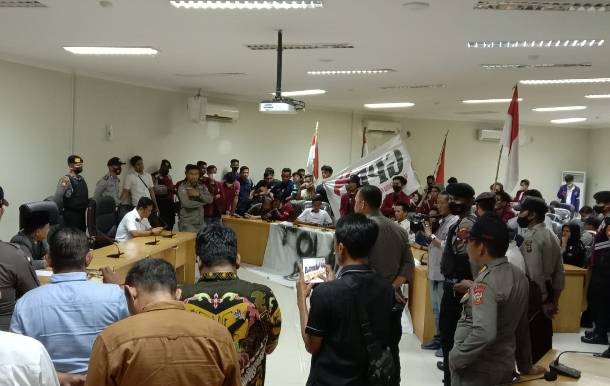 Hanya 3 Anggota DPRD Kampar Hadir saat Mahasiswa Demo Tolak BBM, Dua Orang Sembunyi di Ruangan Sekwan