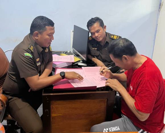 Penyidik Kejari Rohil Limpahkan Tersangka Korupsi Mantan Penghulu Bagan Jawa ke Jaksa