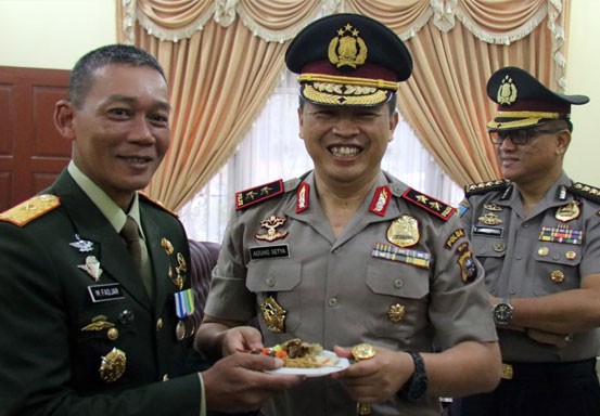 Kapolda Beri Kejutan HUT TNI ke Danrem, Wakapolda Sambangi Danlanud