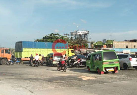 Arus Lalu Lintas Simpang Panam Semrawut, Warga Minta Bangun Traffic Light dan Flyover