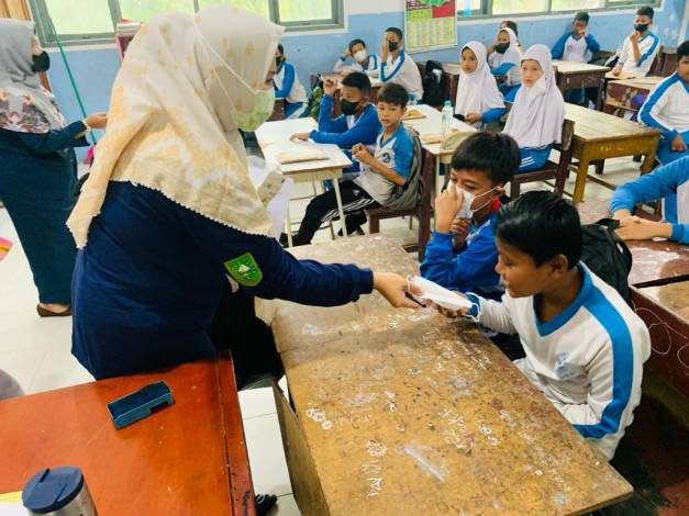 Diskes Riau Bagikan 10 Ribu Masker untuk 21 Sekolah Dasar di Pekanbaru