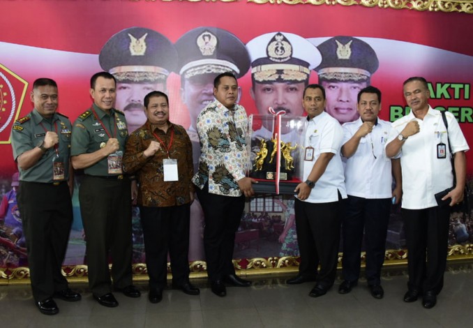 Dukung Penuh TMMD di Pinggir, Bupati Amril Mukminin Dianugerahi Penghargaan Oleh Panglima TNI
