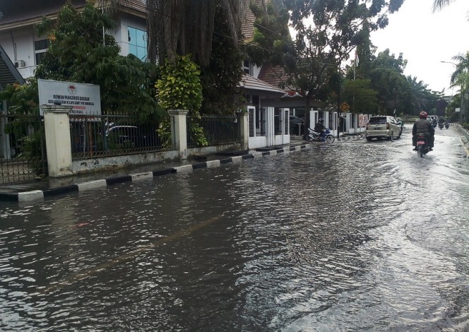 Hujan Sebentar, Jalan Patimura Pekanbaru Terendam