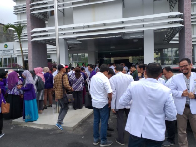 Permohonan Penangguhan Penahanan Tiga Dokter RSUD Arifin Achmad Ditolak