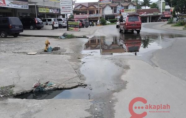 Drainase Tersumbat, Jalan Harapan Raya Digenangi Air Beraroma Tak Sedap
