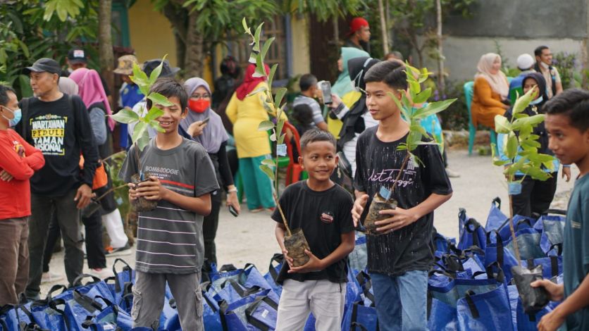 Bulan Menanam Nasional, Lintas Komunitas di Pekanbaru Gotong Royong Lorong Hijau Tabulapot