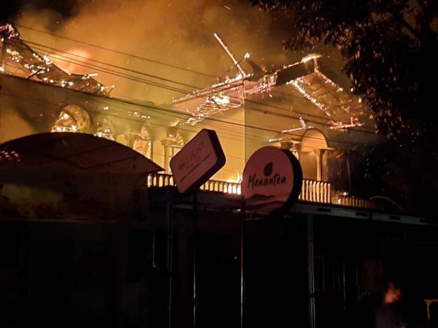 Petugas Damkar Pekanbaru Terluka saat Padamkan Kebakaran Kafe Menantea
