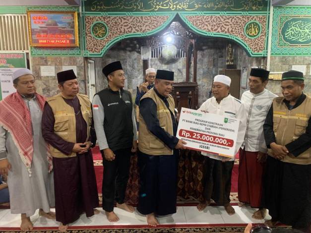 BRK Syariah Serahkan Bantuan untuk Masjid Ubudiyah Pasar Danau Bingkuang