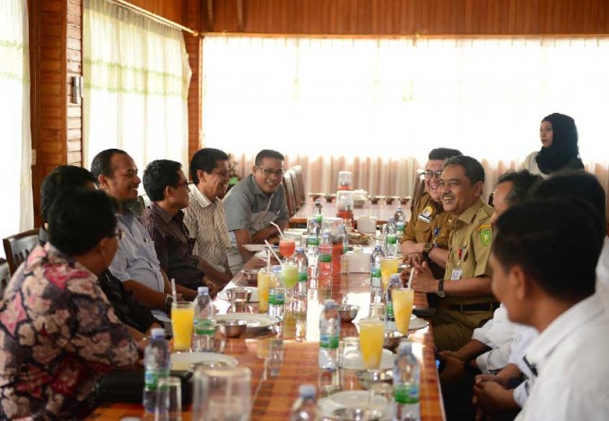 Sekdaprov Riau Ajak Rektor UR Ketemuan di Rumah Makan Bahas SK