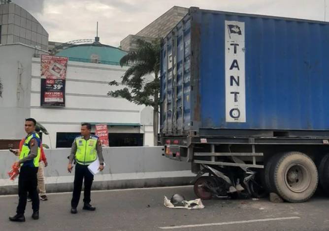 Kecelakaan di Flyover SKA Pekanbaru, Motor Seruduk Truk Kontainer