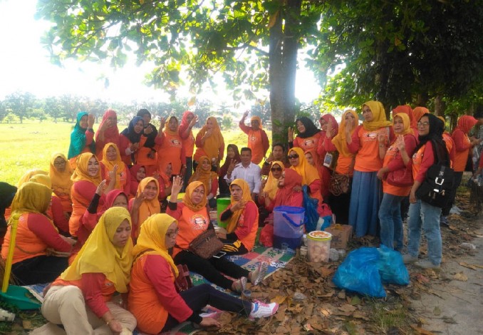 Srikandi Hanura Riau Gotong Royong dan Berbagi di Kecamatan Tampan