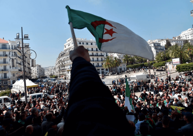 Tak Cukup Presiden yang Lengser, Rakyat Aljazair Tuntut Revolusi