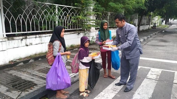 Kumpulkan Sedekah ASN, Pemprov Riau Bagi-bagi Nasi Kotak ke Masyarakat Terdampak Covid-19