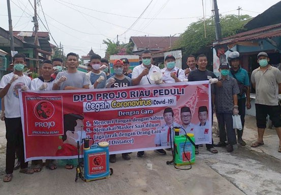 Projo Riau dan Pemuda Sukajadi Lakukan Penyemprotan Disinfektan di Pemukiman Warga