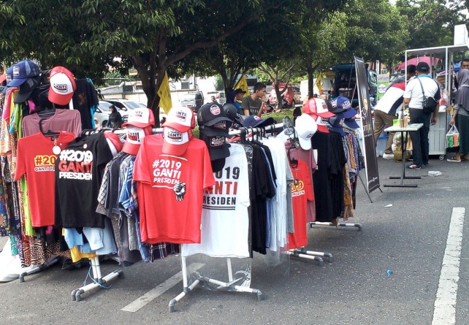 Penjual Kaus #2019gantipresiden Marak di CFD Pekanbaru