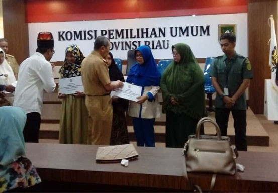 Ahli Waris Petugas Pemilu yang Meninggal Dunia di Riau Disantuni Rp20 Juta