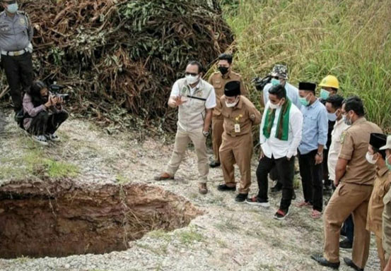 Boyong Dinas PUPR Riau, Bupati Zukri Tinjau Jalan Lintas Bono yang Amblas