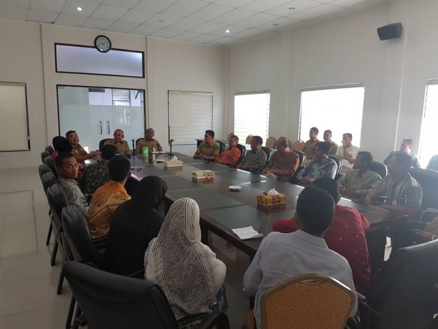 Gubernur Terima Curhat Guru Bantu se Riau