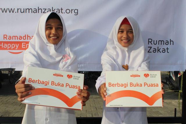 Rumah Zakat Salurkan 300 Paket untuk SMP Juara Pekanbaru