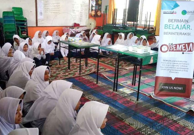 Komunitas Semeja Demo Board Game Islami 5 Pilar di SMP Juara Pekanbaru