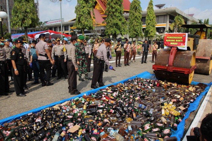 Polda Riau Musnahkan 3.169 Botol Miras, 47.702 Butir Ekstasi dan 56 Kg Sabu
