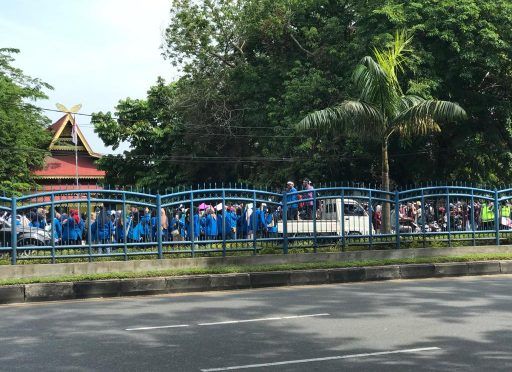 Ratusan Mahasiswa Berkumpul di Depan Taman Budaya, Pintu Masuk DPRD Riau Dijaga Polisi