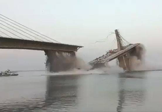 Jembatan Runtuh Saat Dibangun, Diduga Karena Anggaran Dikorupsi, Lihat Videonya di Sini