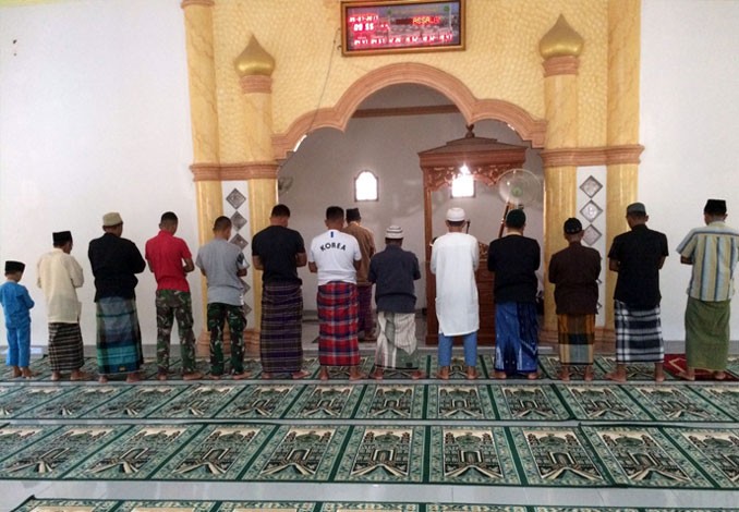 Satgas TMMD Galakkan Sholat Berjamaah dengan Masyarakat di Masjid