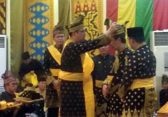 Gubri dan Wagubri Resmi Bergelar Datuk Seri Setia Amanah dan Datuk Seri Timbalan Setia Amanah