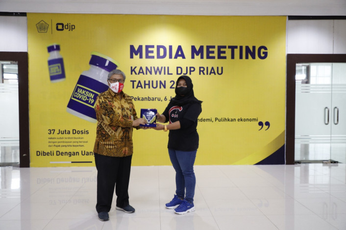 CAKAPLAH.COM Terima Penghargaan dari Kanwil DJP Riau