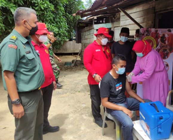 Vaksinasi Door to Door Binda Riau Diapresiasi Warga Rohul