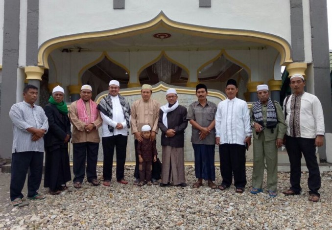 Ratusan Keluarga Ponpes Darussalam Ziarah ke Makam Syeikh H Muhammad Waly Al-Khalidi di Aceh Selatan