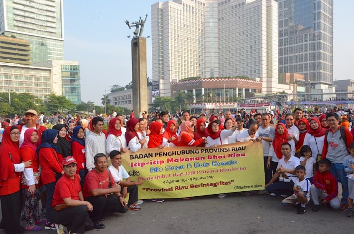 Badan Penghubung Bagi-bagi 800 Porsi Makanan Khas Riau di CFD Jakarta