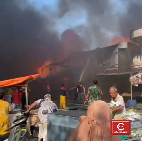 Breaking News: 15 Ruko Depan Taman RTH Syarifah Sembilan Siak Terbakar