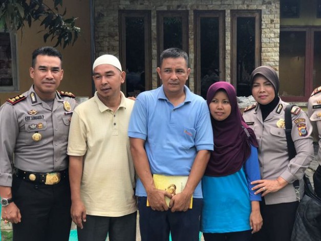 Polresta Pekanbaru Berikan Bantuan Kepada Anggota yang Rumahnya Terbakar
