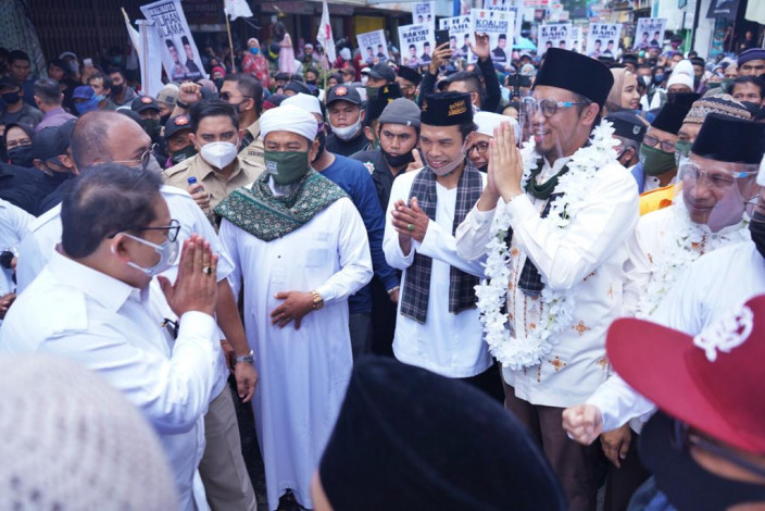 Ustaz Abdul Somad Antar Erman Safar-Marfendi Daftar ke KPU Kota Bukittinggi
