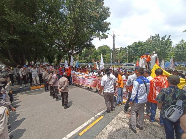 Gelombang Unjuk Rasa Tolak Kenaikan BBM Terus Berlanjut, Kali Ini Buruh Geruduk Gedung DPRD Riau