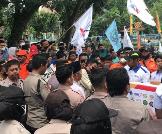 Buruh Kecewa, hanya 1 dari 65 Anggota DPRD Riau yang Menemui Mereka